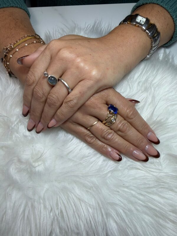 French manucure bordeaux sur ongles en gel